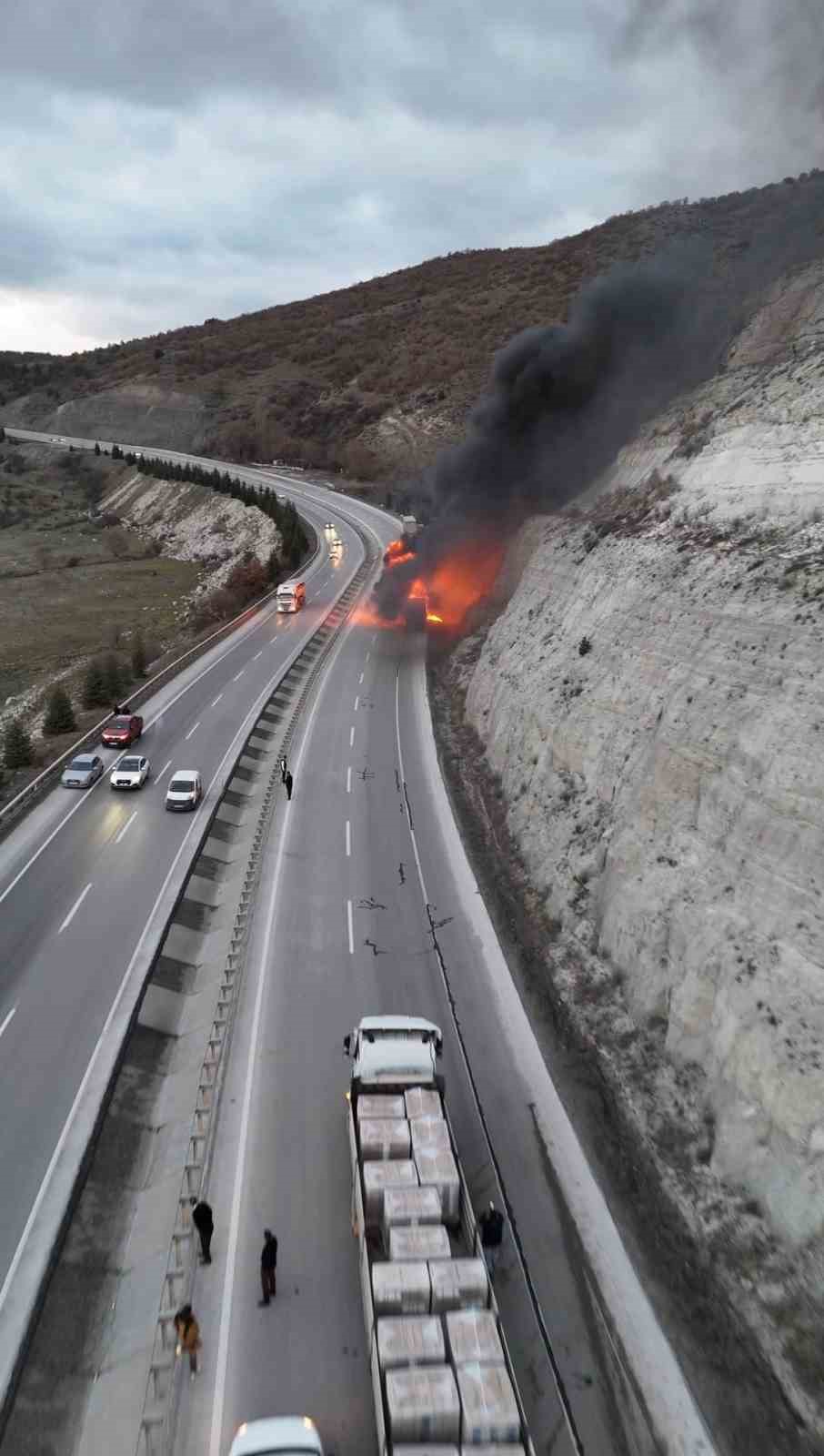kutahyada-seyir-halindeki-tir-alevlere-teslim-oldu