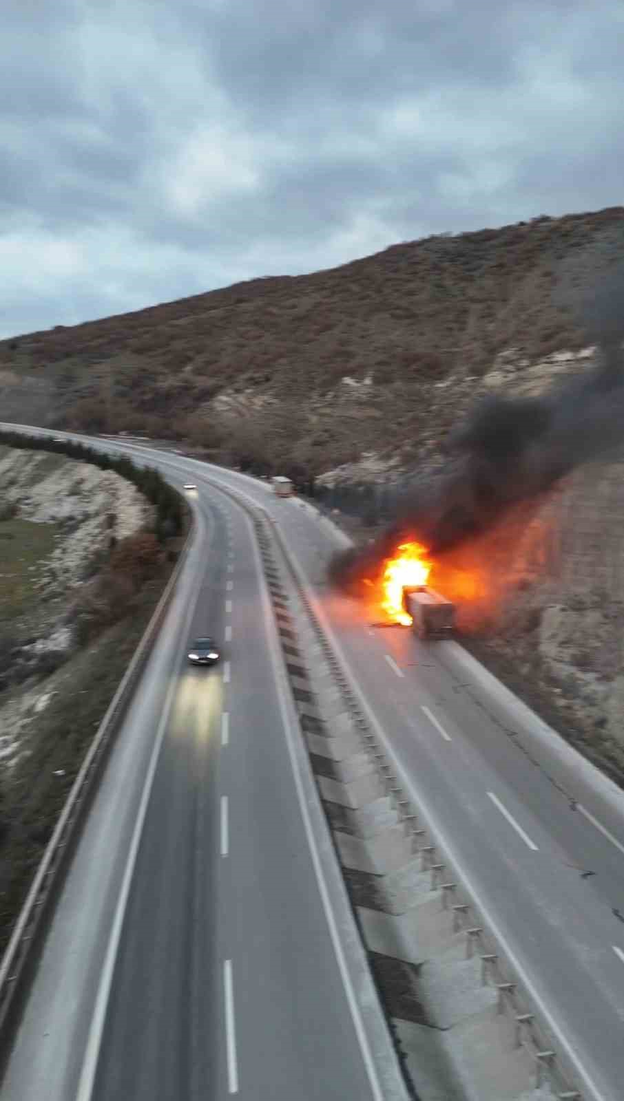 kutahyada-seyir-halindeki-tir-alevlere-teslim-oldu