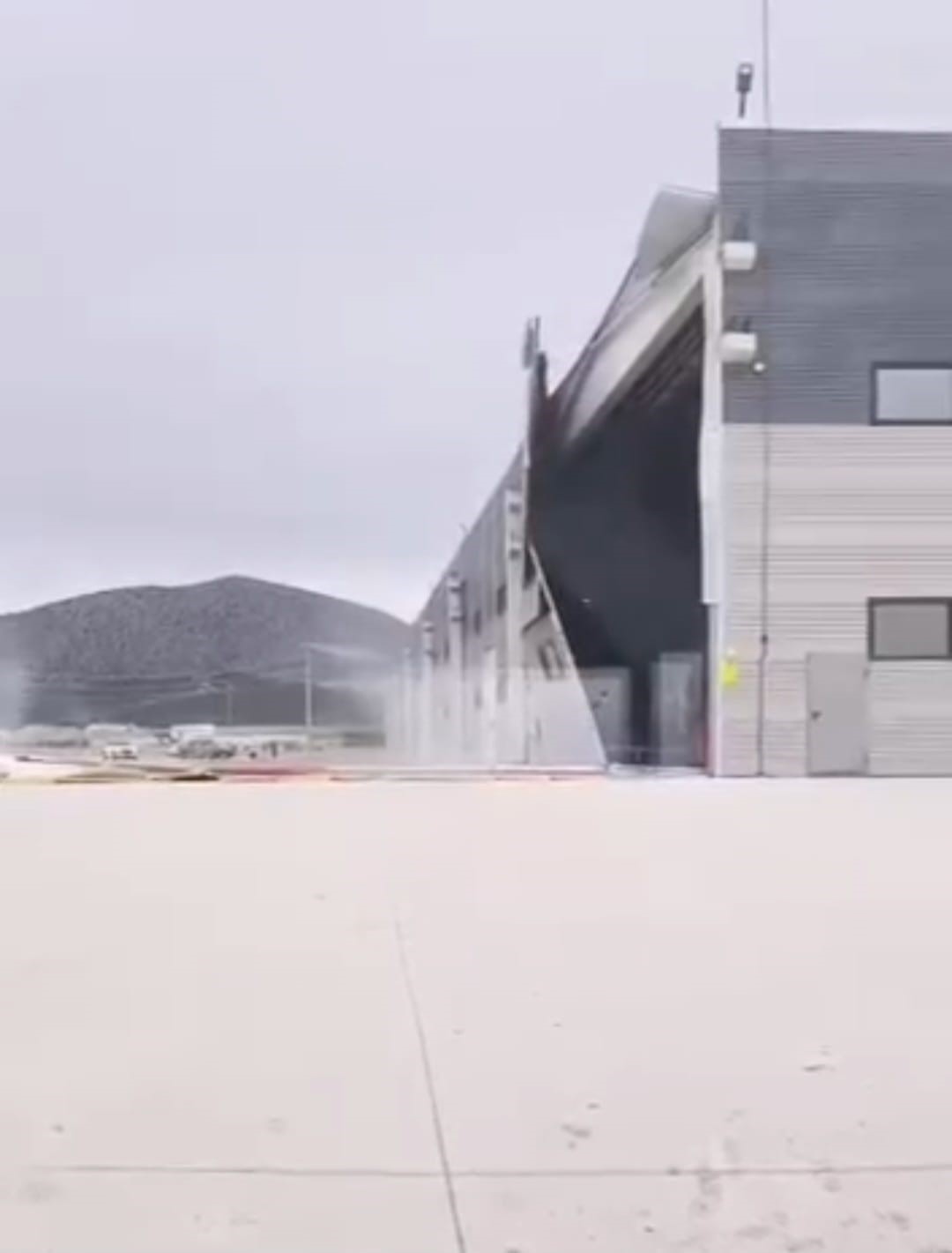 kutahyada-siddetli-ruzgar-fabrikanin-duvarini-iste-boyle-yikti