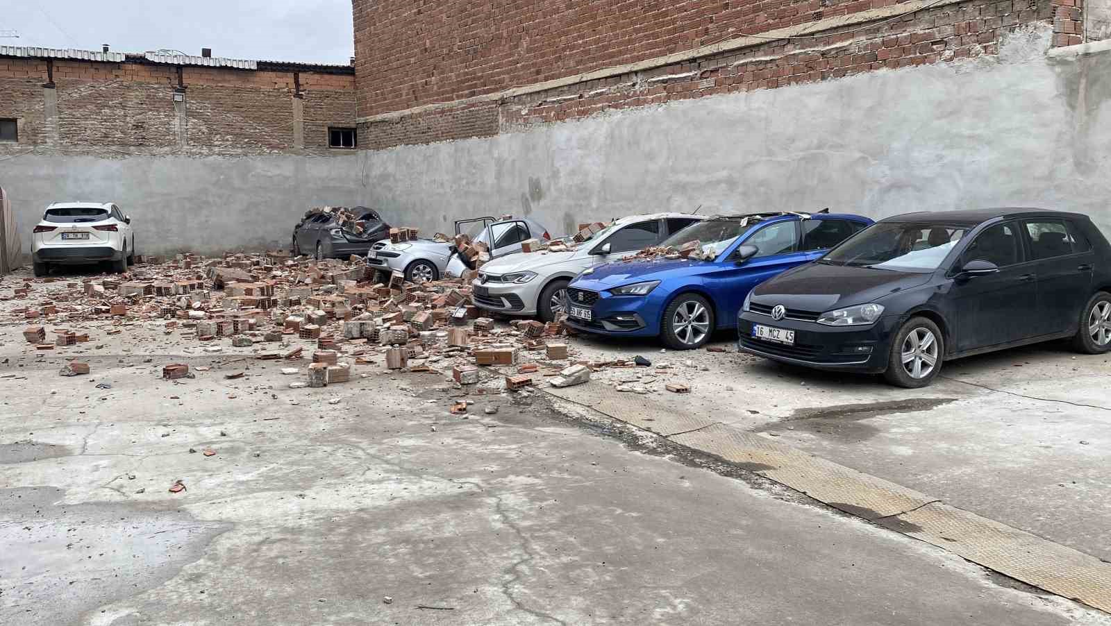 metruk-binanin-cati-duvari-otoparka-devrildi-6-aracta-hasar-olustu