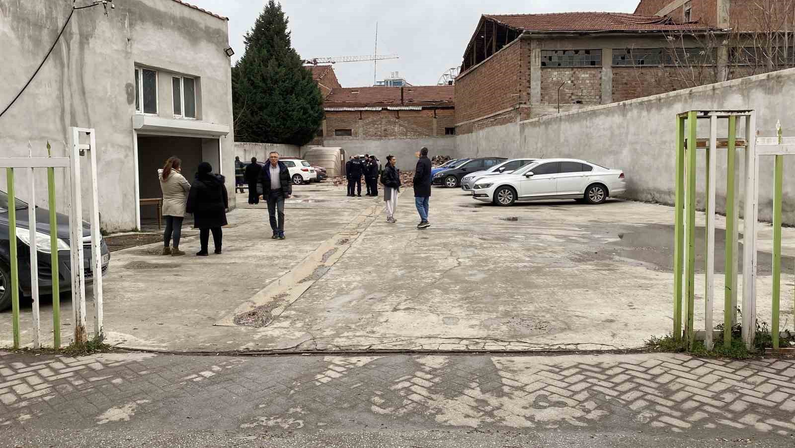 metruk-binanin-cati-duvari-otoparka-devrildi-6-aracta-hasar-olustu