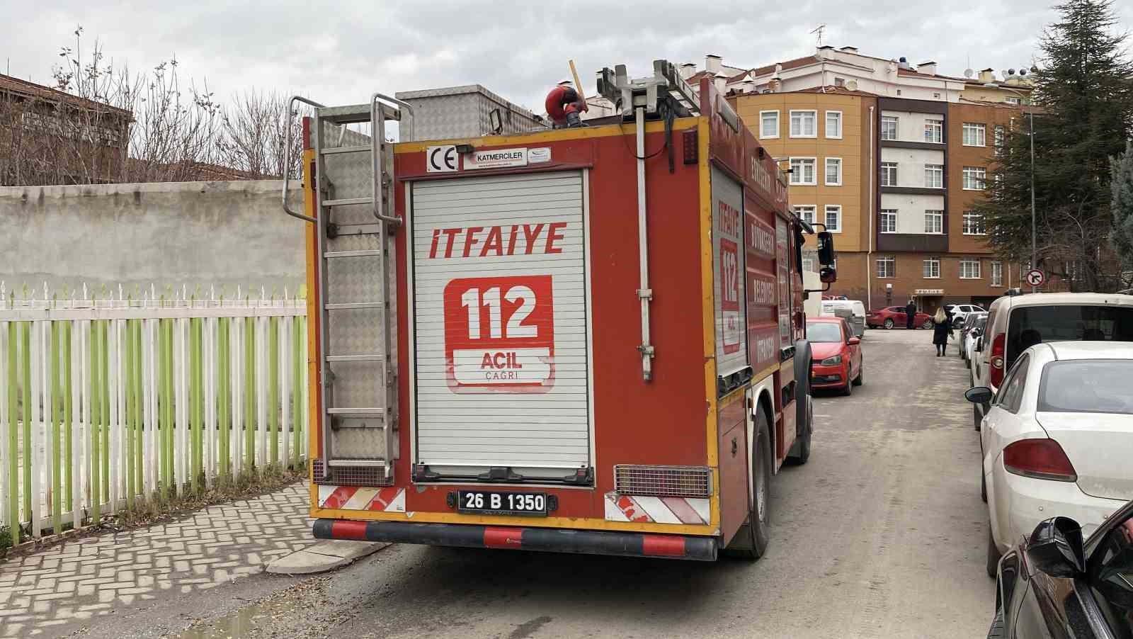 metruk-binanin-cati-duvari-otoparka-devrildi-6-aracta-hasar-olustu