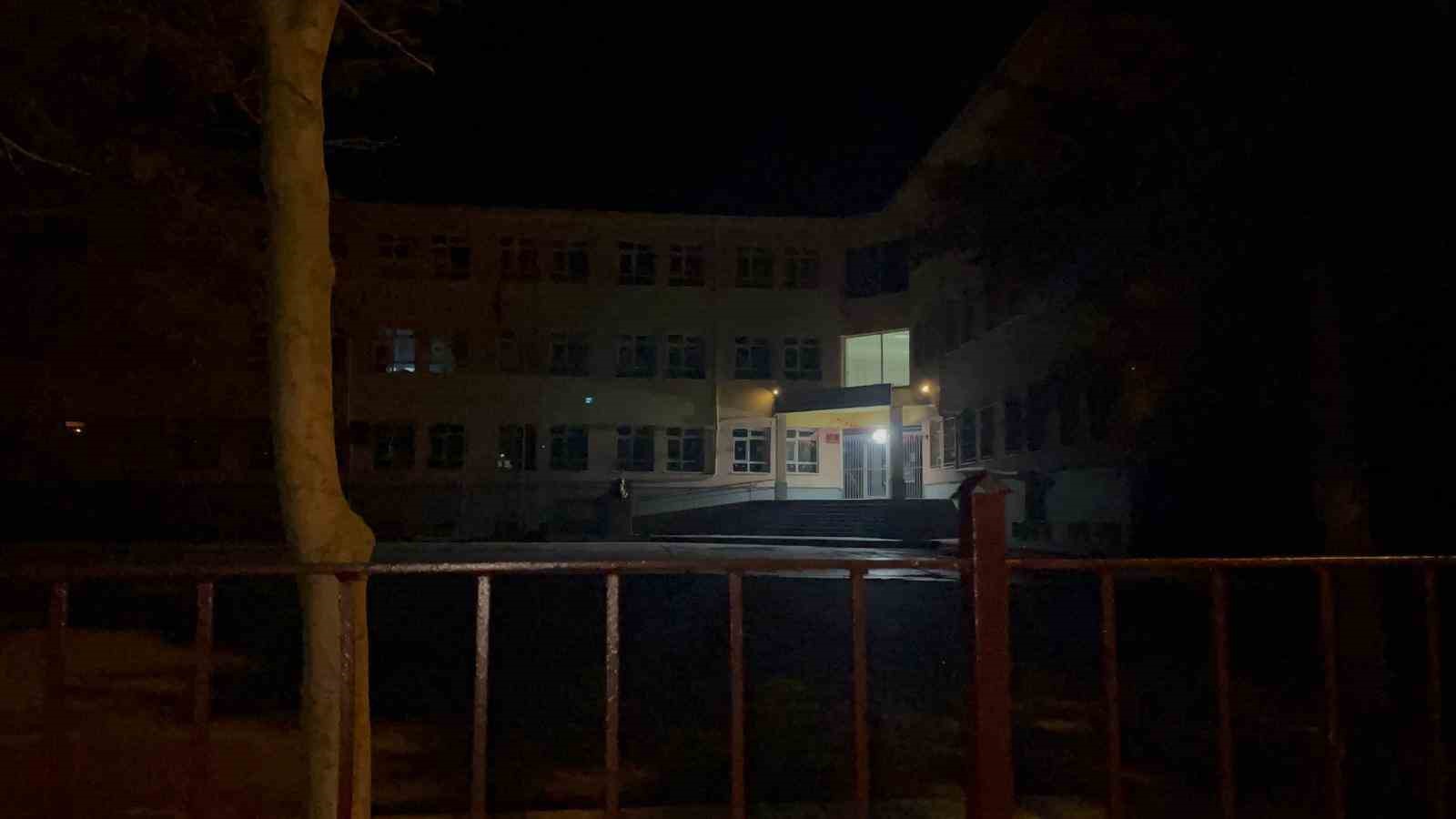 okul-bahcesinde-babasi-darbedilen-kendisi-de-bicaklanan-cocuk-hastaneye-kaldirildi