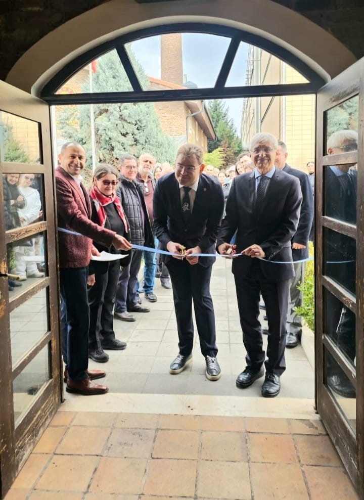 otizmli-ressam-alp-eren-candanin-resim-sergisi