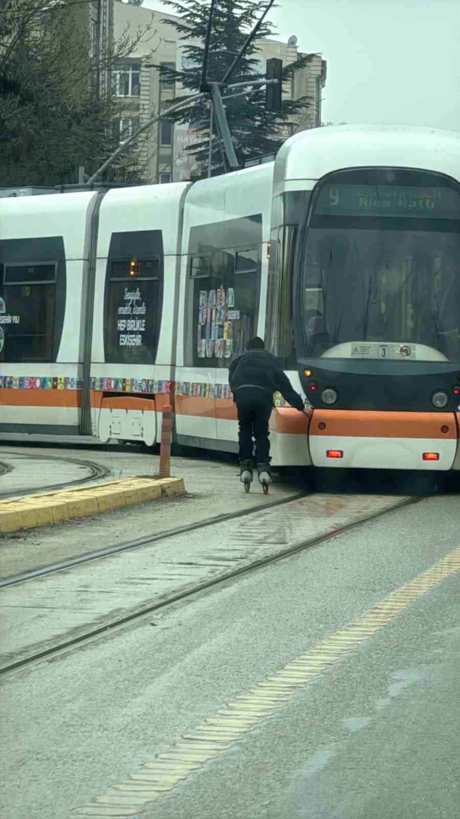 patenli-cocuk-tramvayin-arkasina-tutunarak-canini-hice-saydi