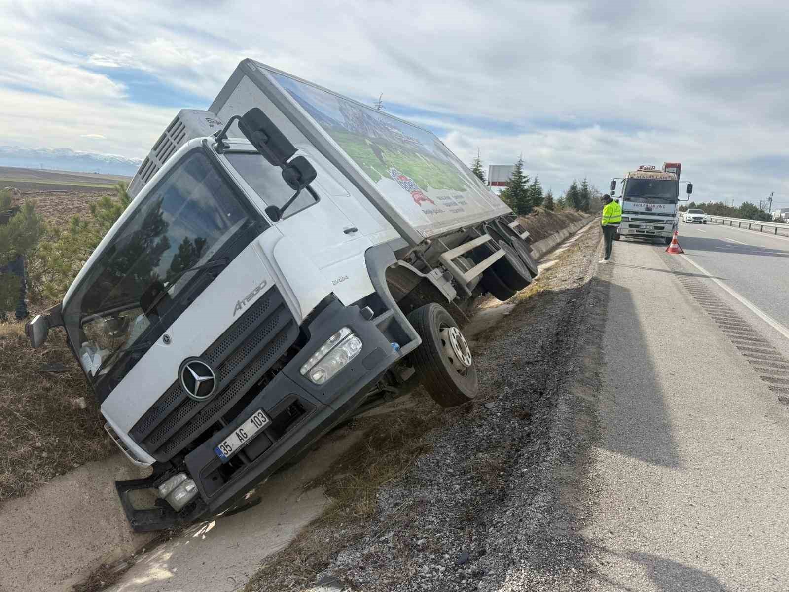 peynir-yuklu-kamyon-yan-yatti