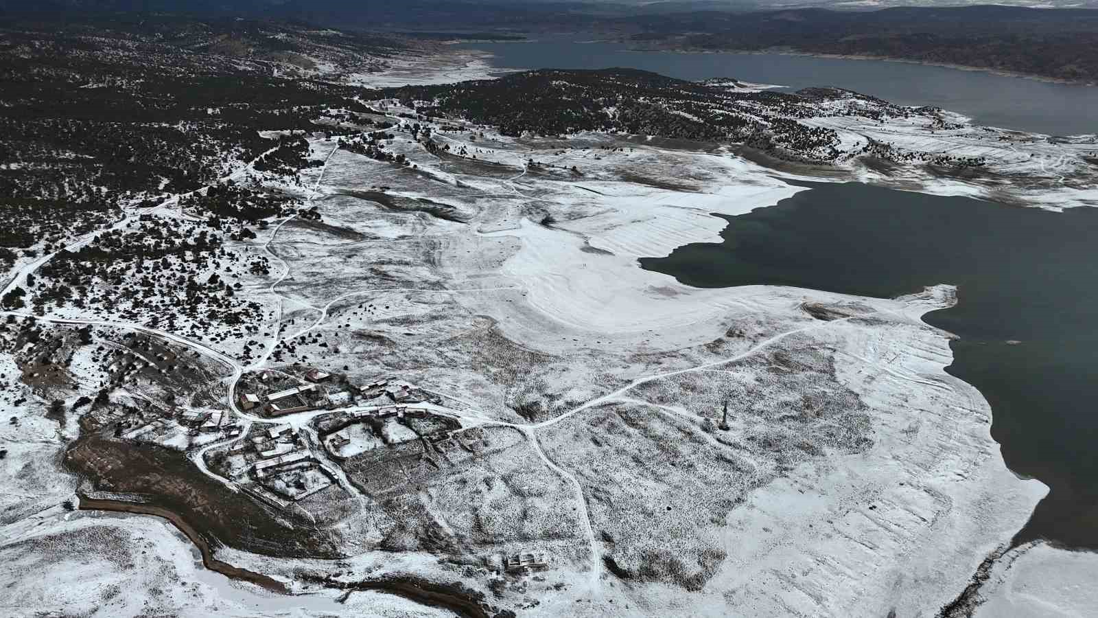 porsuk-barajinda-geriye-cekilen-su-tedirgin-etti