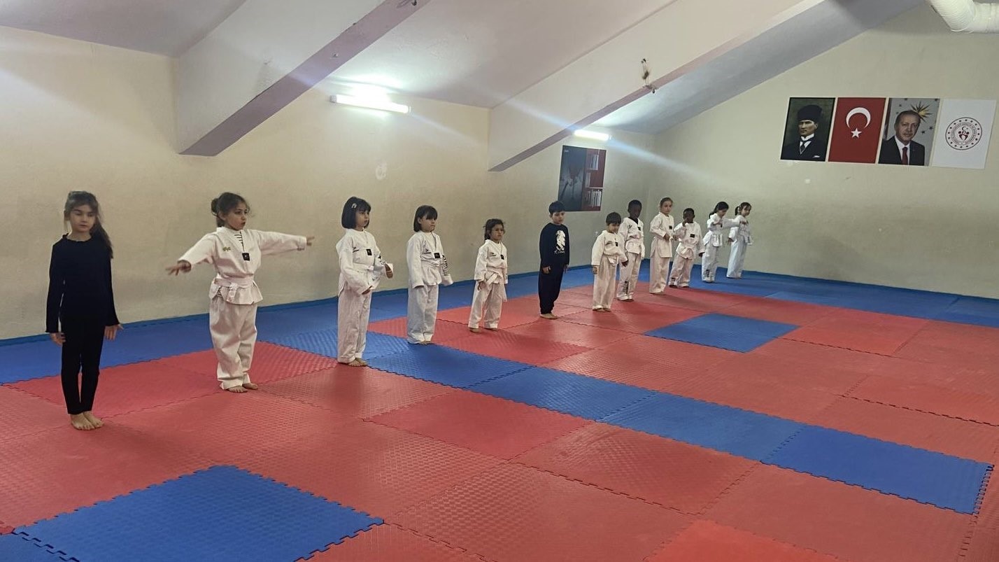 porsuk-spor-salonunda-taekwondo-egitimleri-araliksiz-suruyor