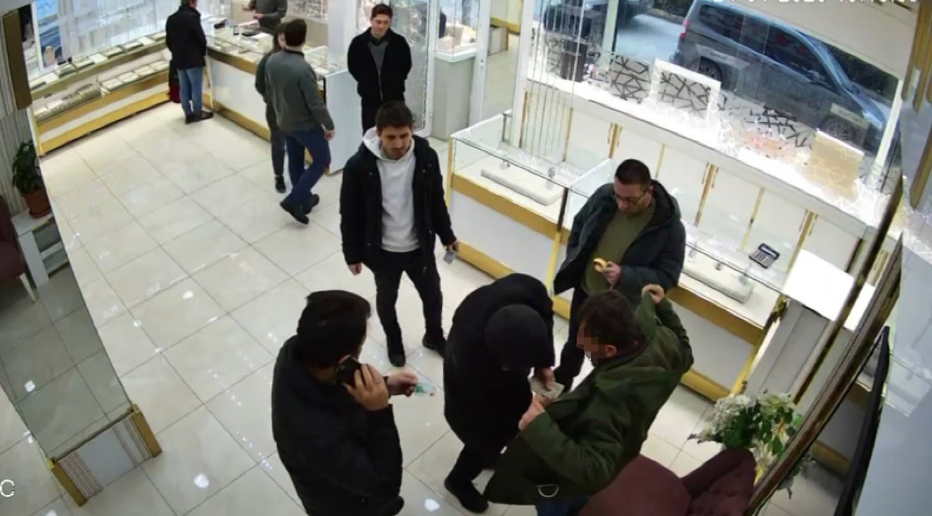 sahte-bilezikleri-verip-pazarlikla-fazla-altin-almak-isterken-yakalandi