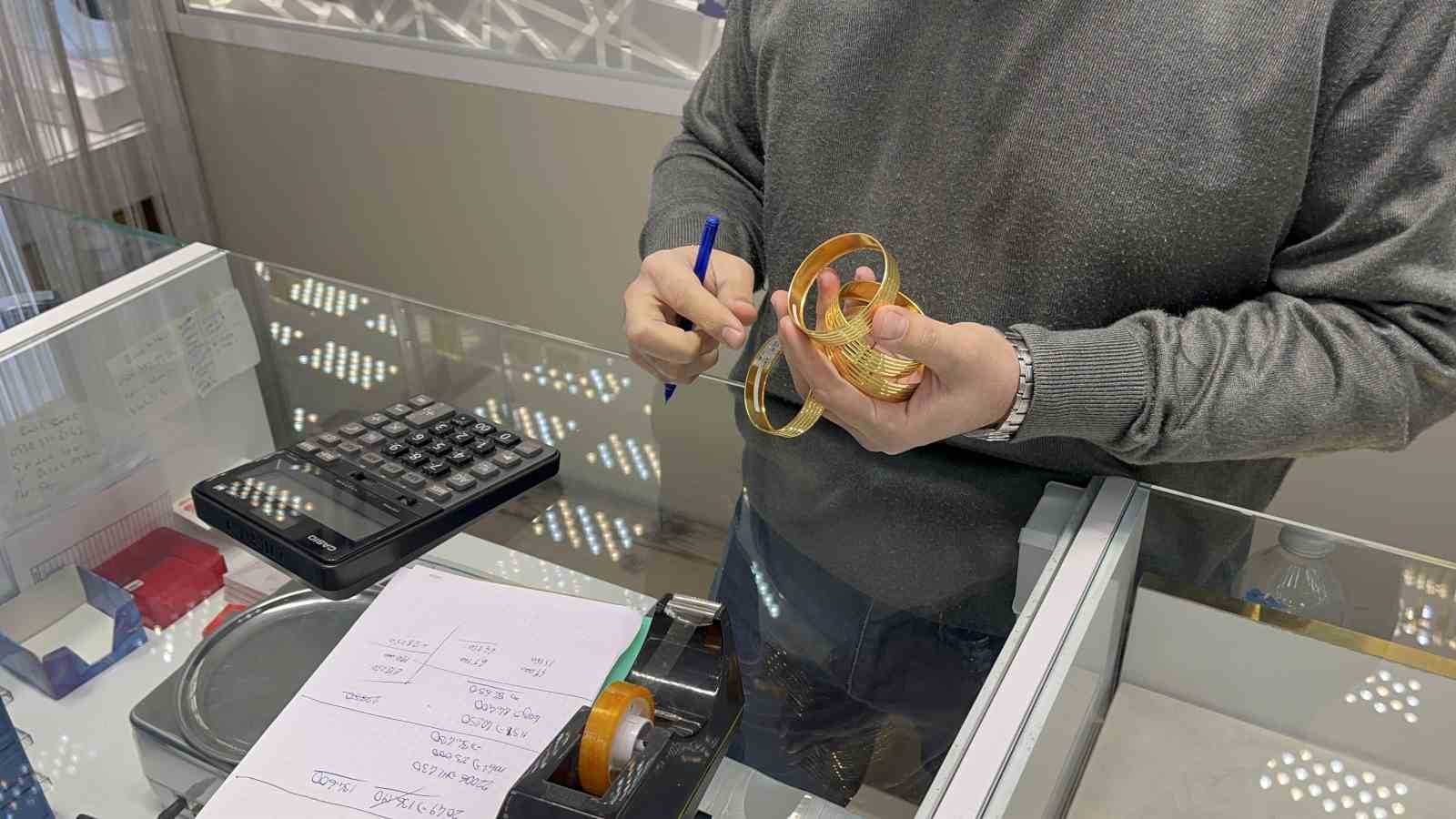 sahte-bilezikleri-verip-pazarlikla-fazla-altin-almak-isterken-yakalandi