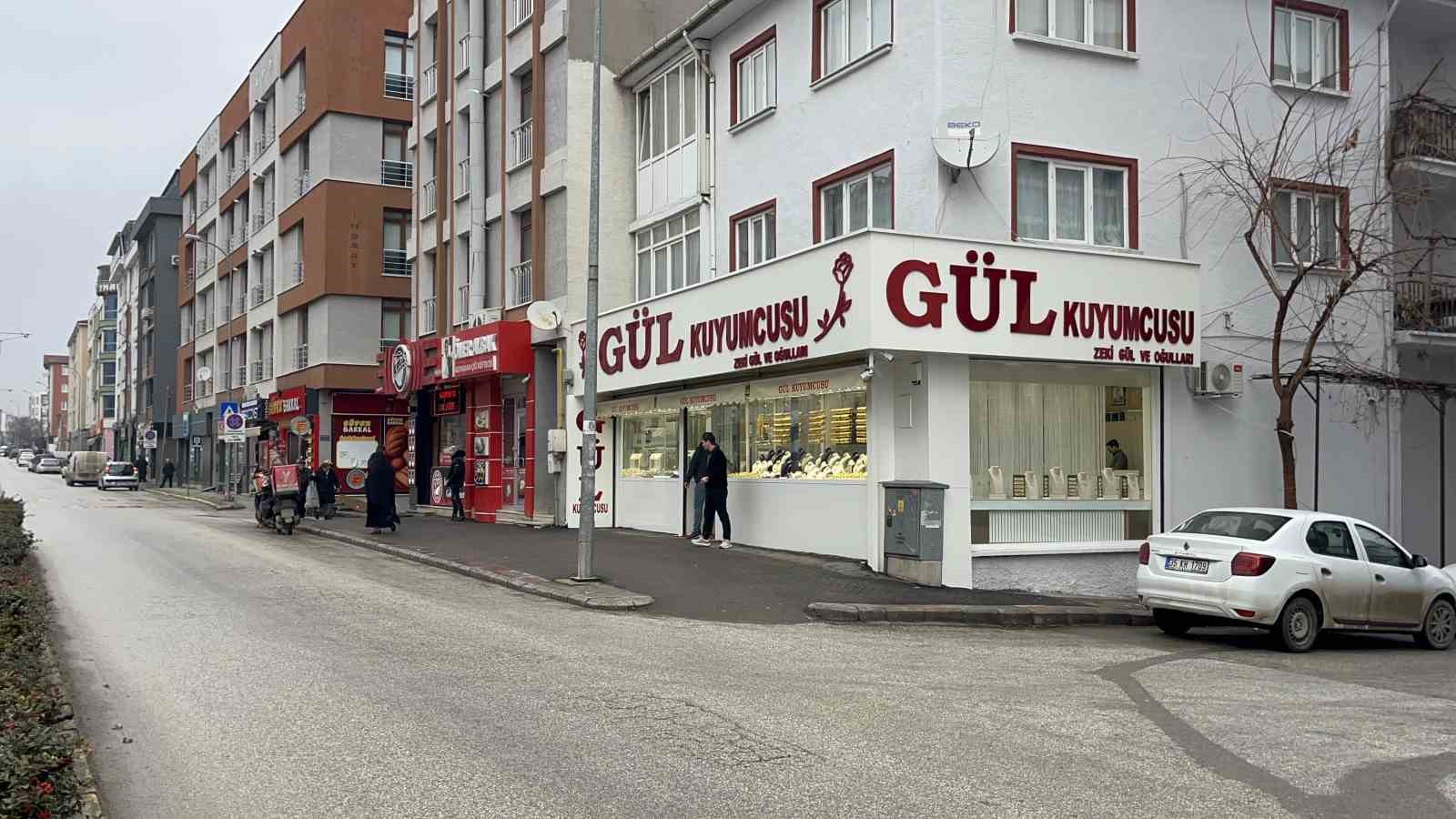 sahte-bilezikleri-verip-pazarlikla-fazla-altin-almak-isterken-yakalandi