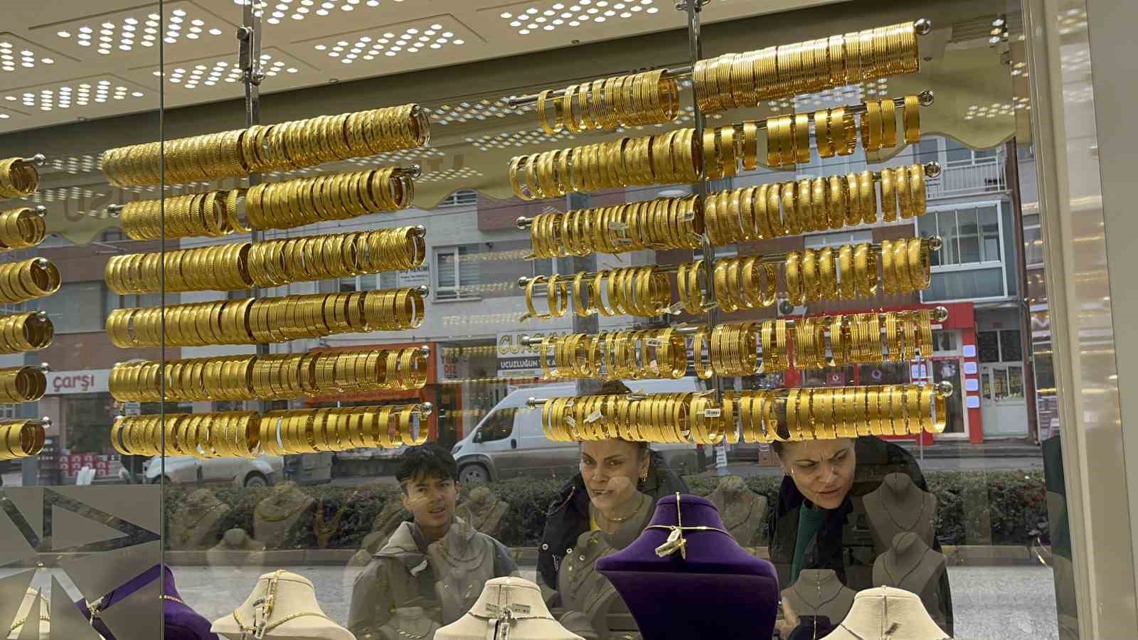 sahte-bilezikleri-verip-pazarlikla-fazla-altin-almak-isterken-yakalandi