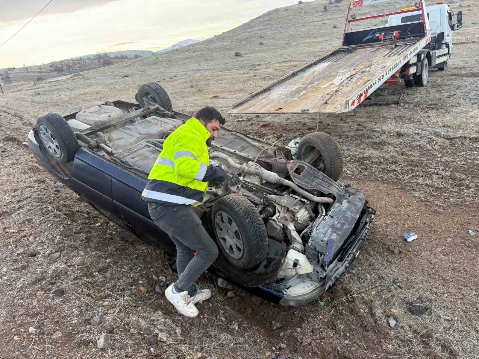 sarampole-devrilen-otomobilde-2-kisi-yaralandi