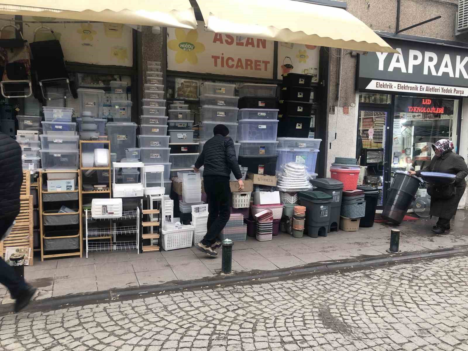 siddetli-firtina-ortaligi-birbirine-katti