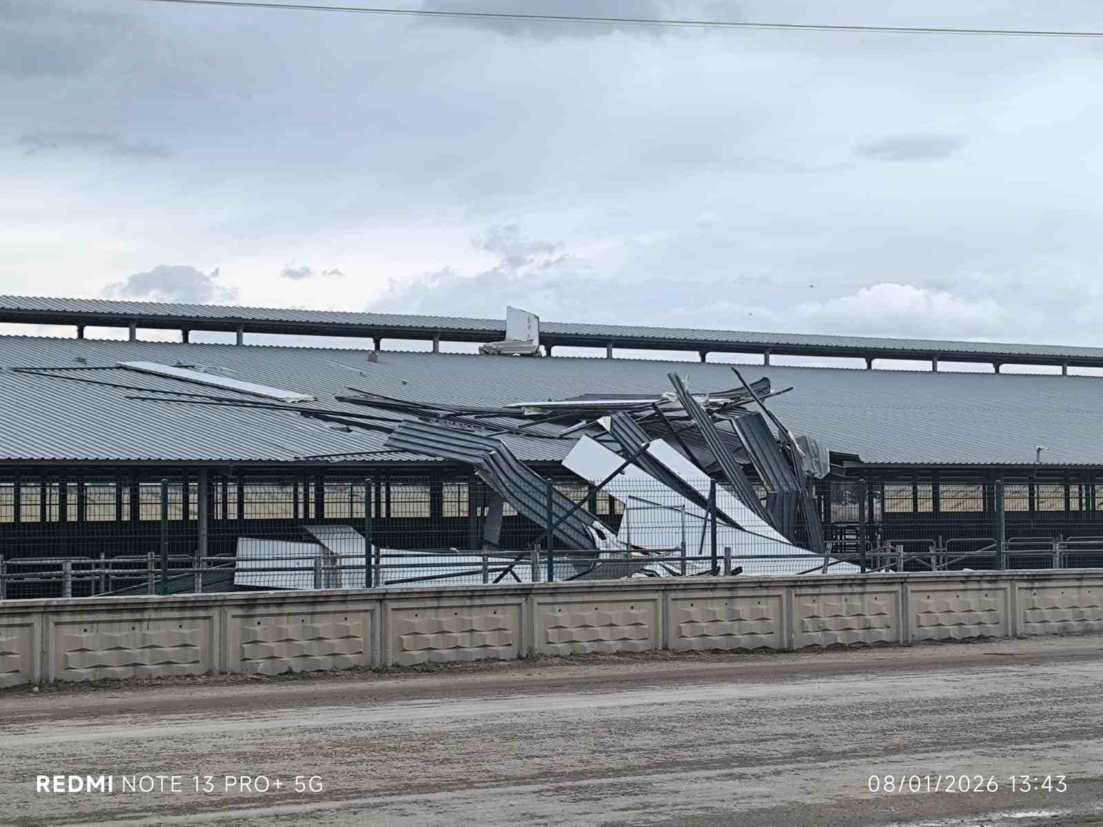 siddetli-ruzgar-isyerinin-catisini-ucurdu