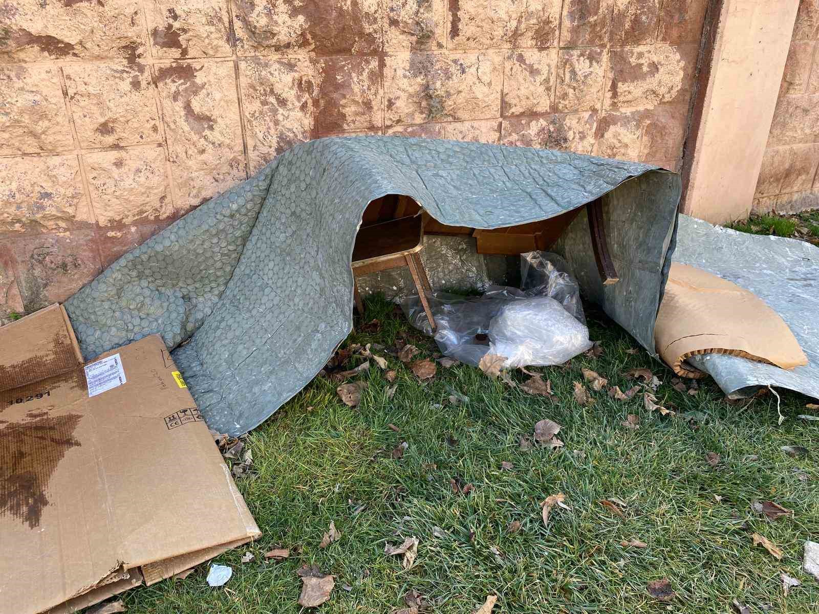 soguk-kis-sartlarinda-hayvanlar-icin-korunakli-kulubeler-yaptilar