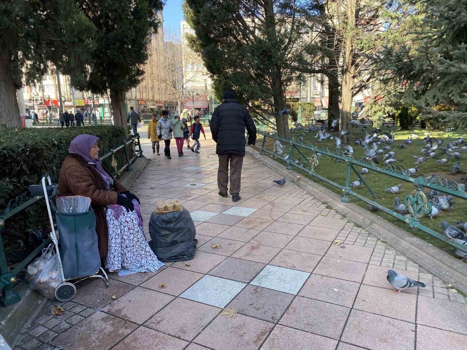 tam-5-hastalikla-ve-74-yasinda-9-saat-kus-yemi-satip-cezaevindeki-yakinlarini-gecindiriyor