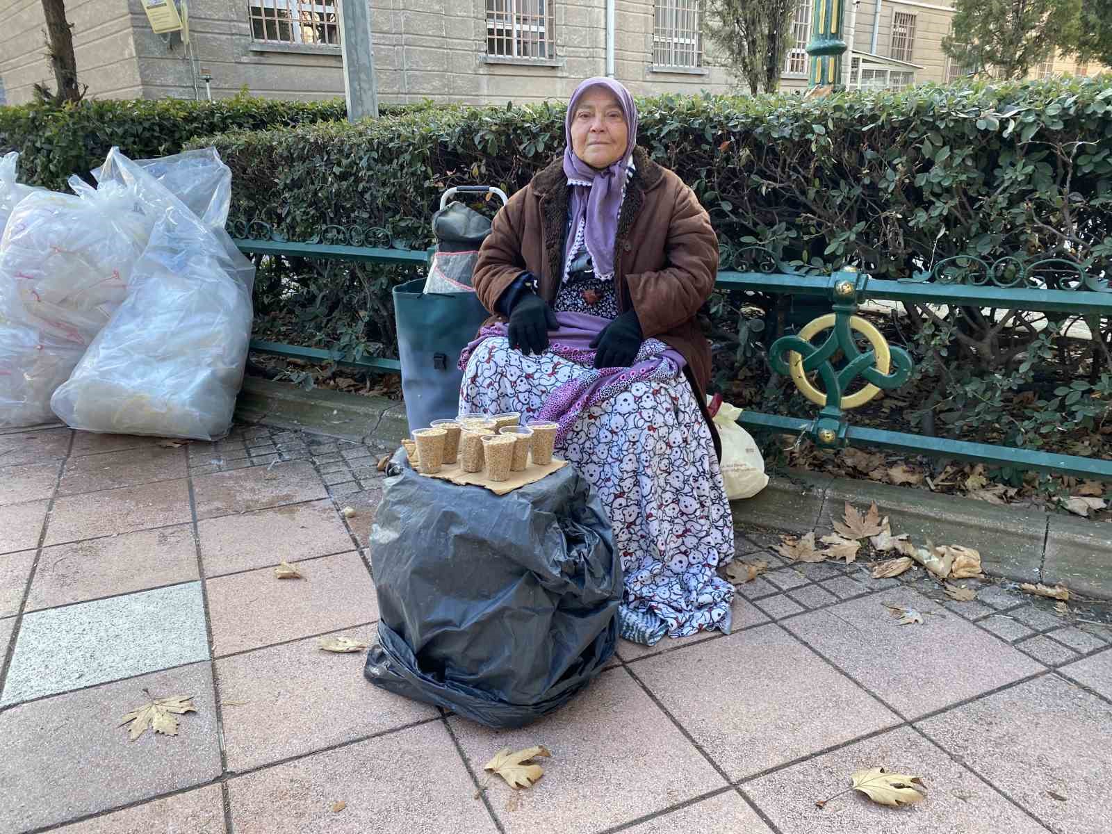 tam-5-hastalikla-ve-74-yasinda-9-saat-kus-yemi-satip-cezaevindeki-yakinlarini-gecindiriyor