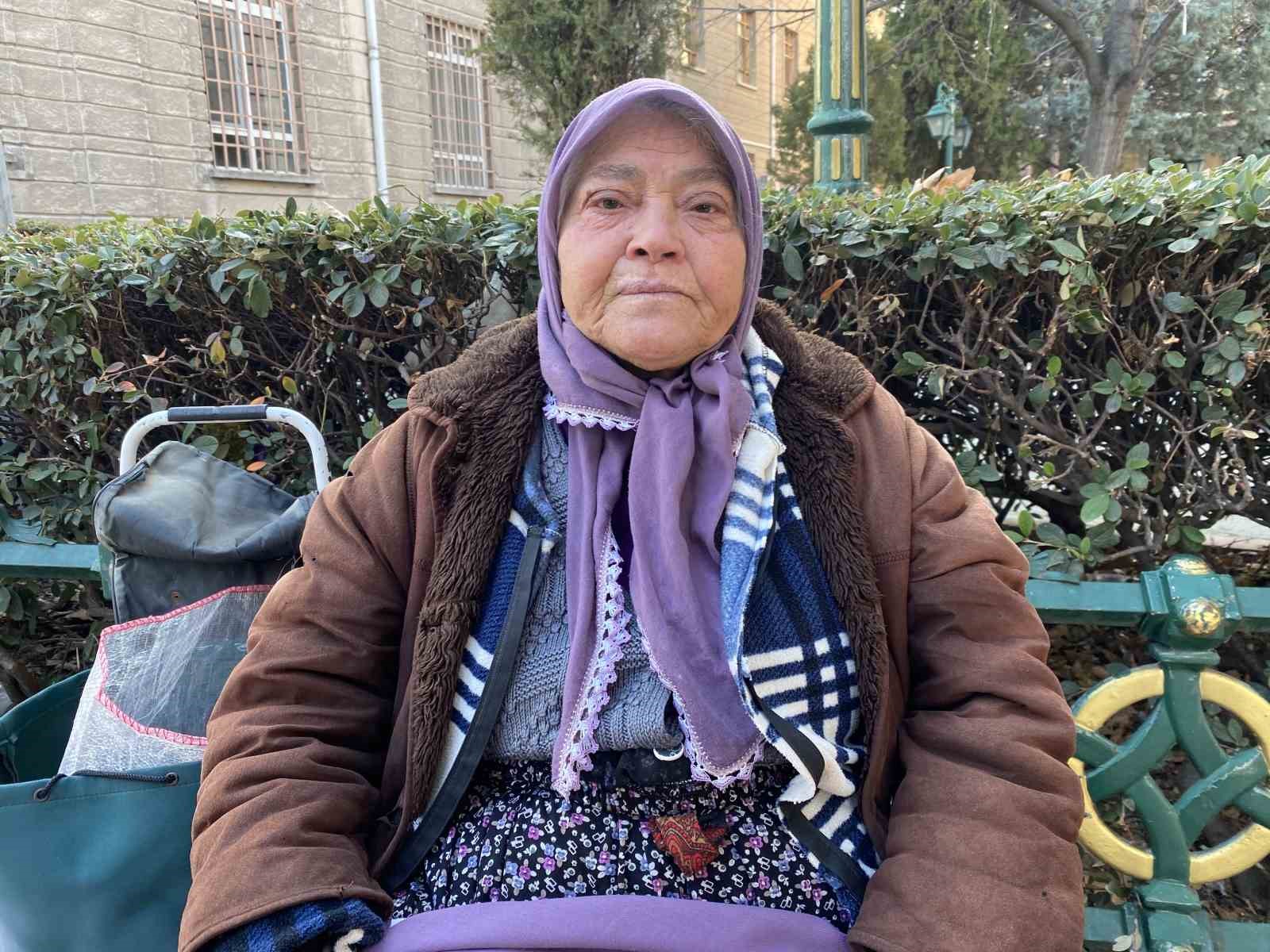 tam-5-hastalikla-ve-74-yasinda-9-saat-kus-yemi-satip-cezaevindeki-yakinlarini-gecindiriyor