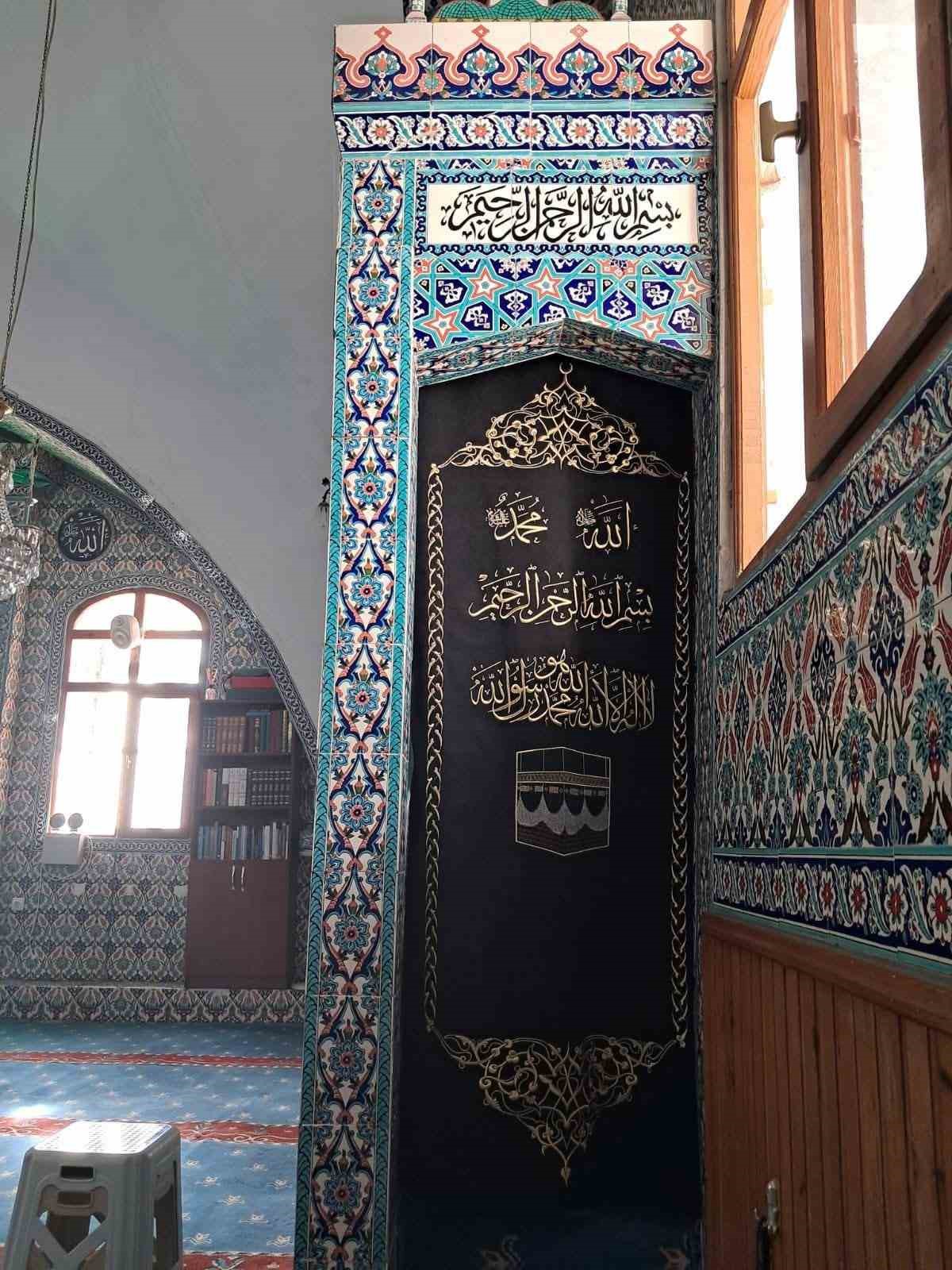 tarihi-bugduz-mahalle-camiinin-geleneksel-motiflerle-islenen-minber-ortusu-yenilendi