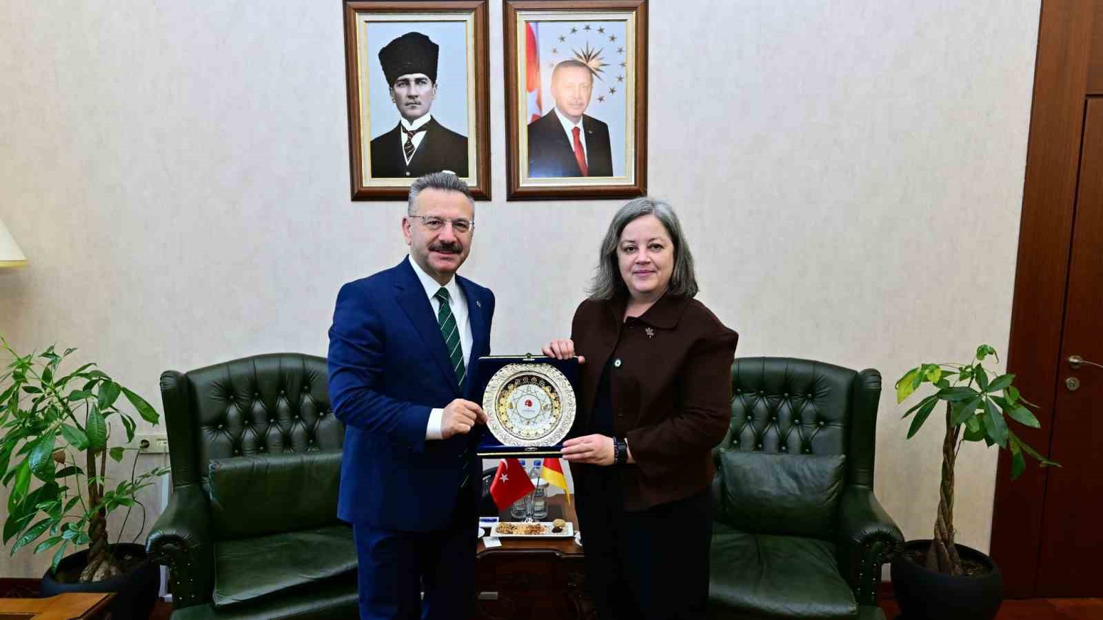 vali-huseyin-aksoy-almanya-baskonsolosu-dr-regine-grienbergeri-makaminda-kabul-etti