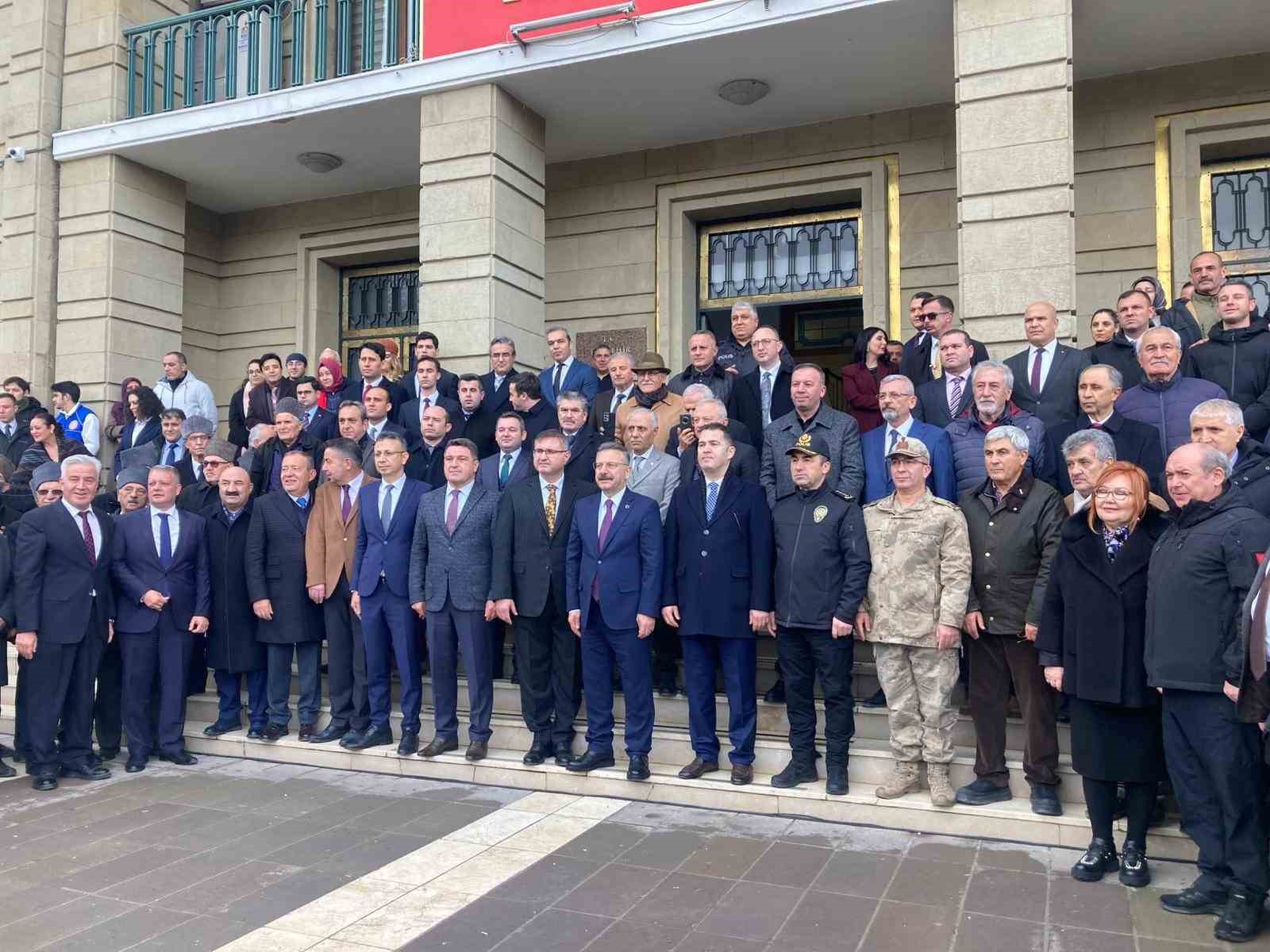 vali-huseyin-aksoy-gorev-suresinin-dolmasiyla-valilik-makamindan-ayrildi