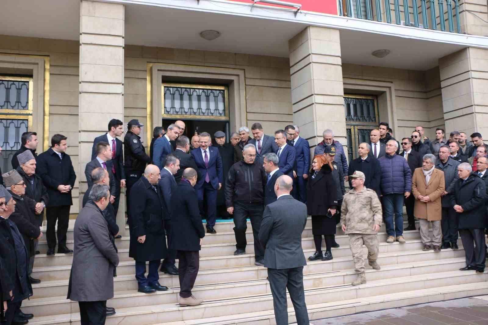 vali-huseyin-aksoy-gorev-suresinin-dolmasiyla-valilik-makamindan-ayrildi