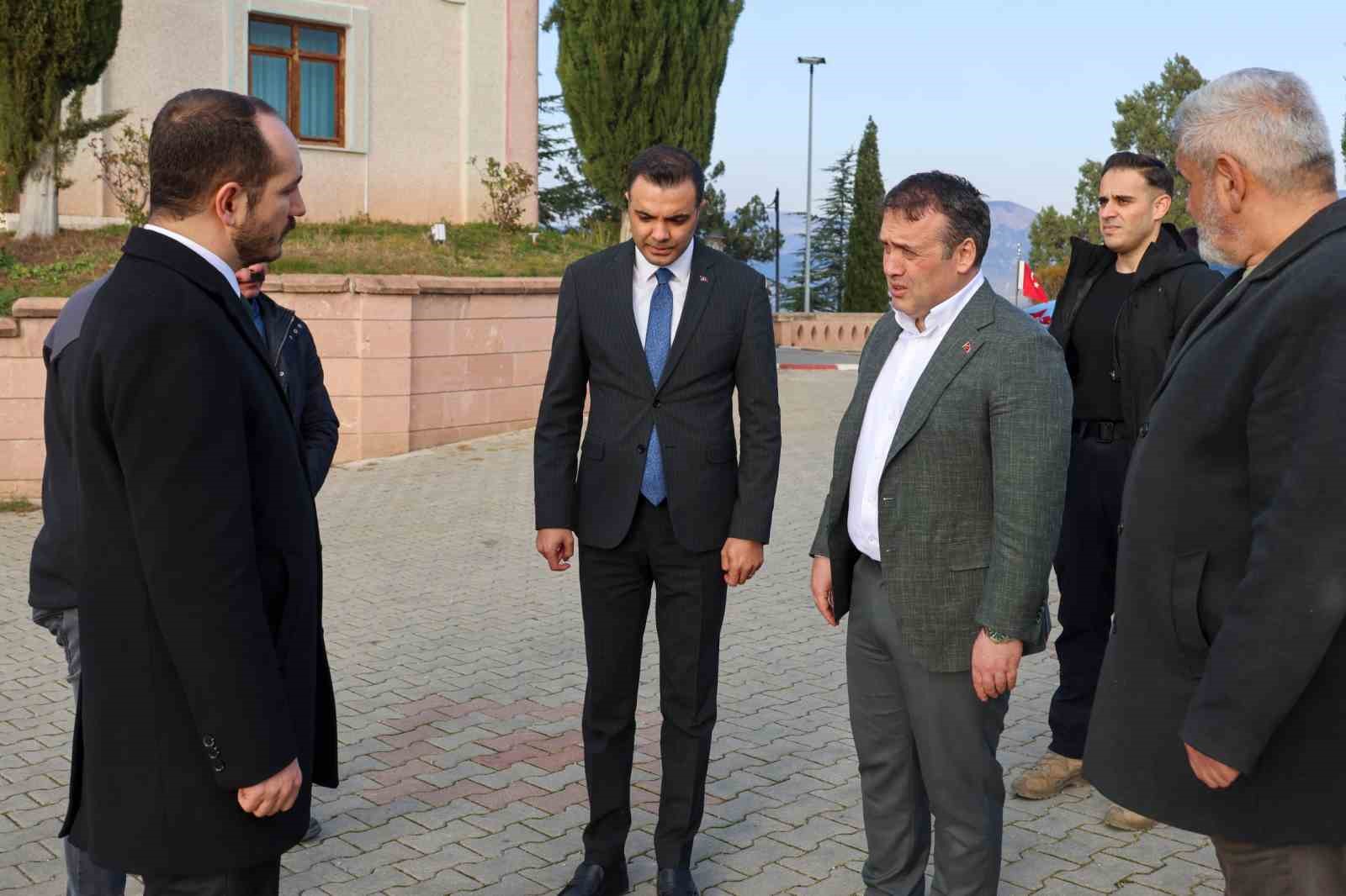 vali-sozer-dursun-fakih-turbesinde-incelemelerde-bulundu