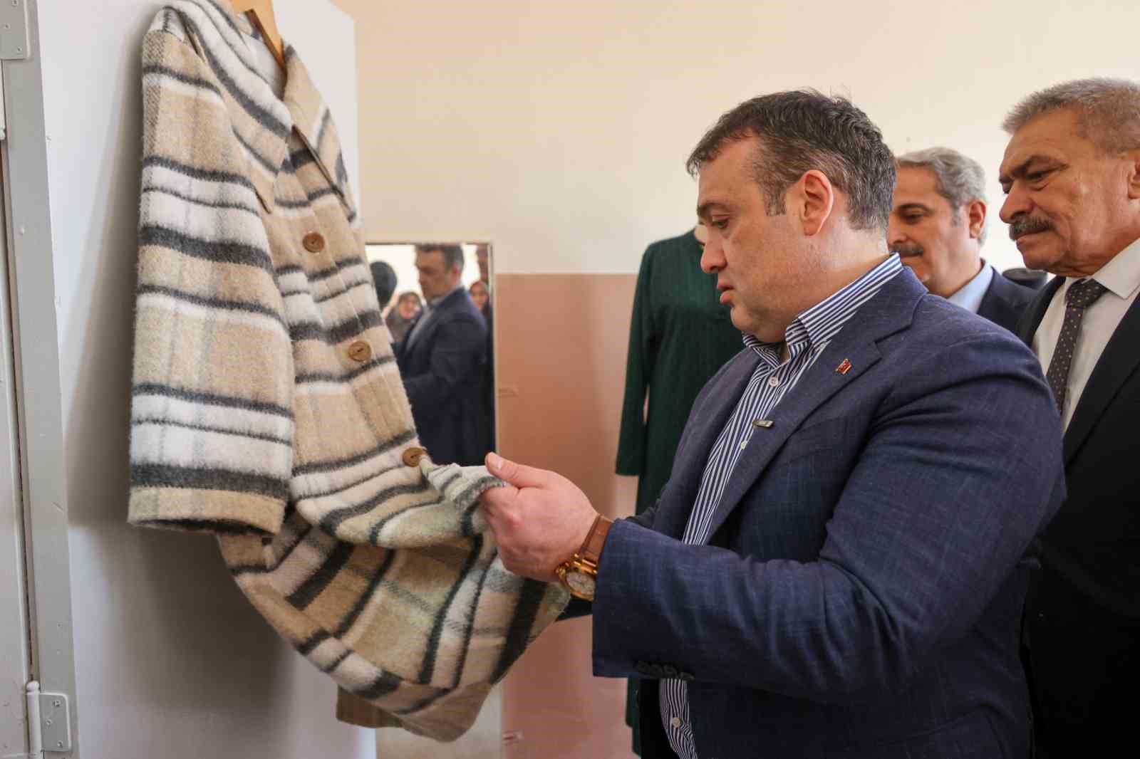 vali-sozer-golpazari-halk-egitim-merkezinde-incelemelerde-bulundu