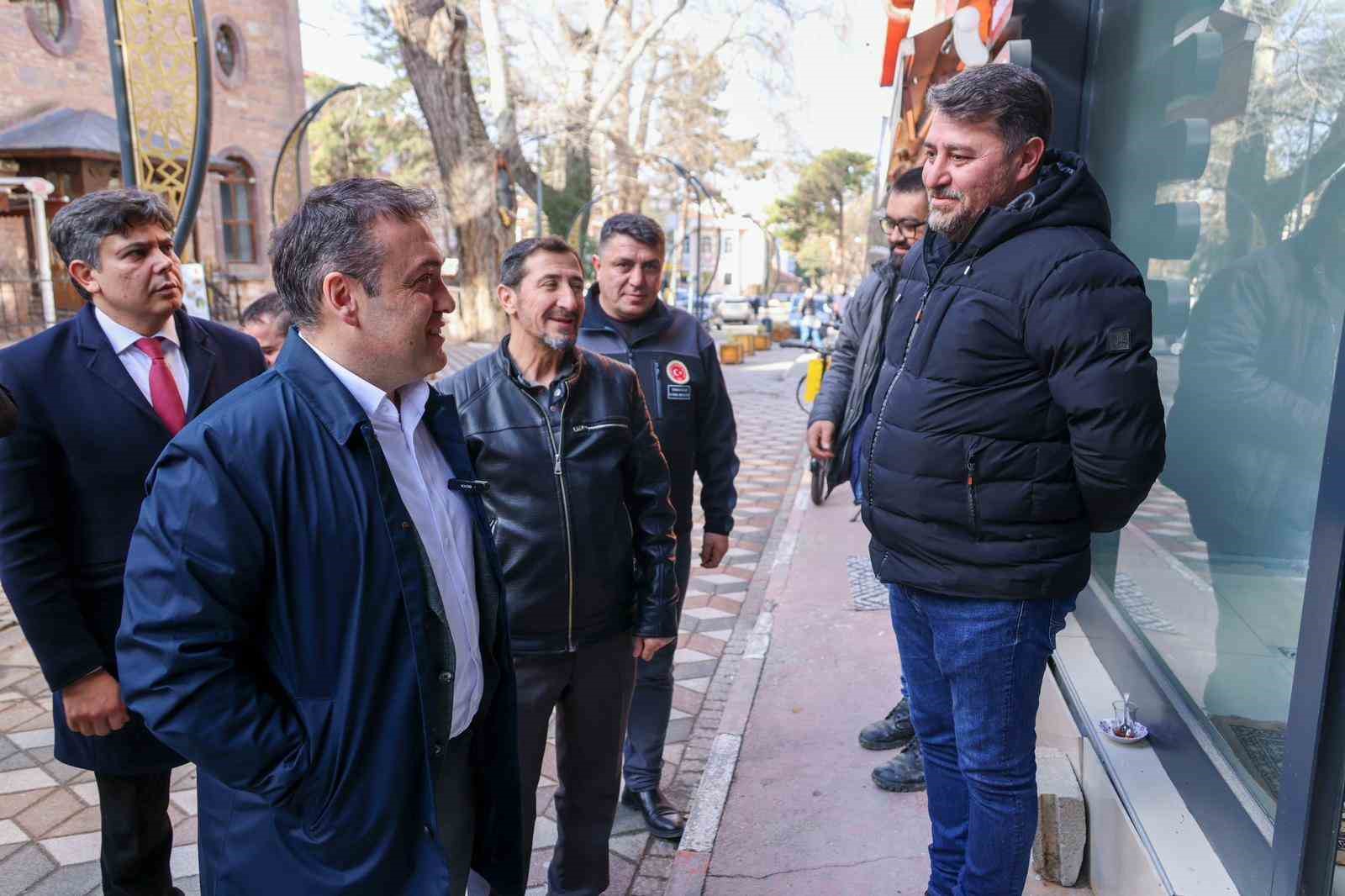 vali-sozer-sogutte-esnaf-ve-vatandaslar-ile-bir-araya-geldi