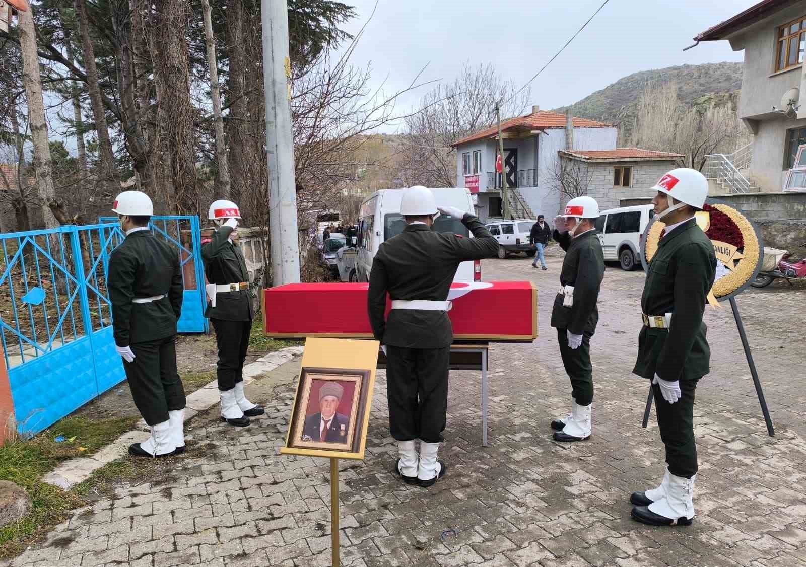 vefat-eden-kibris-gazisi-askeri-torenle-topraga-verildi