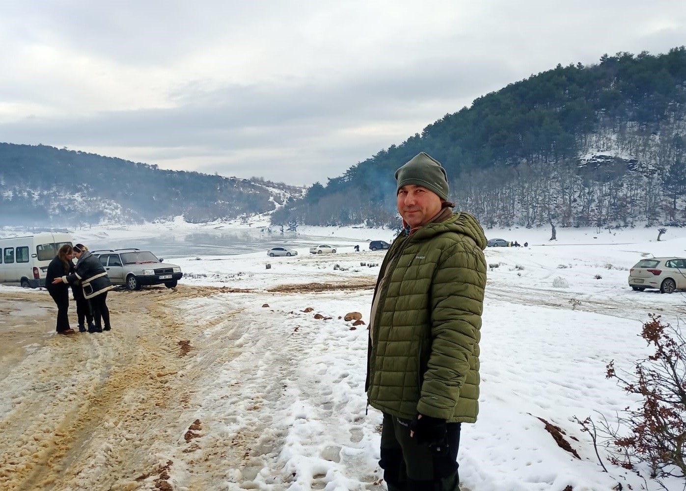 yagan-kar-sonrasi-adliye-goledi-piknikcilerin-akinina-ugradi