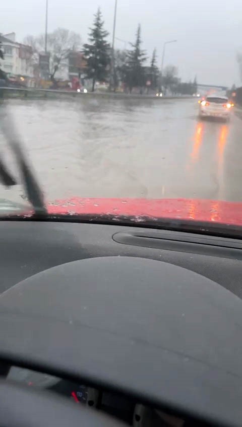 yagis-sonrasi-cevre-yolu-gole-dondu-bazi-araclar-yolda-kaldi