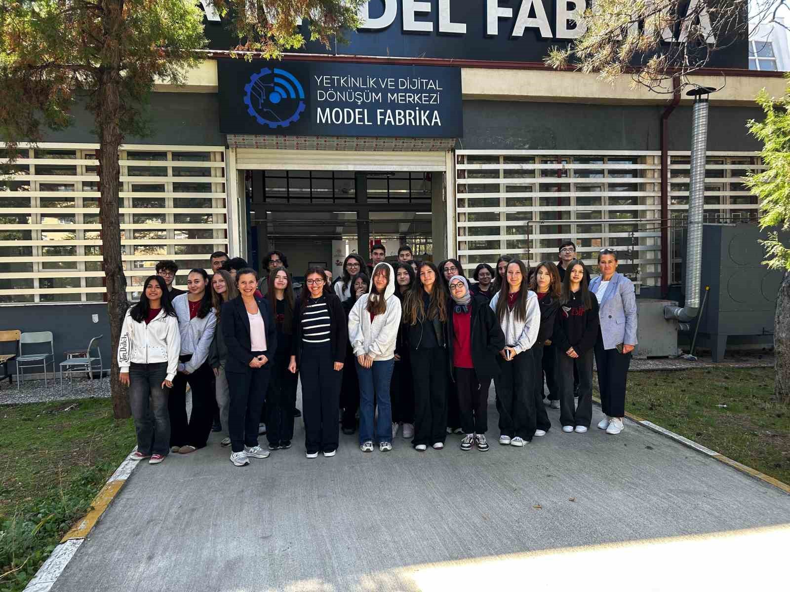 eskisehir-model-fabrika-istanbuldan-gelen-lise-ogrencilerini-agirladi
