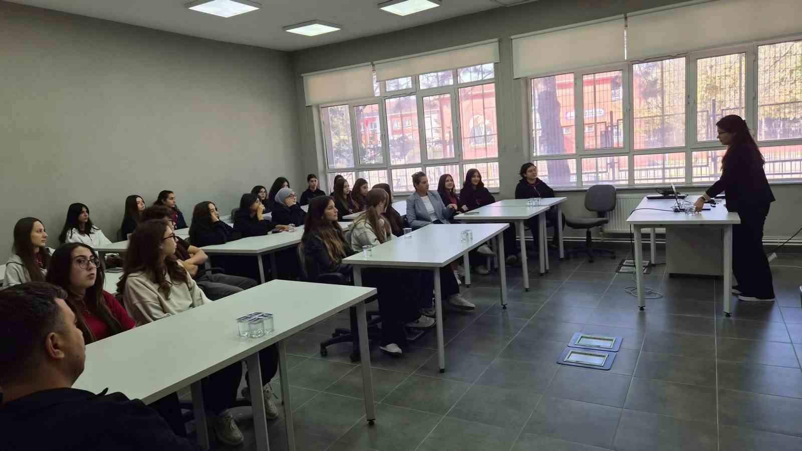 eskisehir-model-fabrika-istanbuldan-gelen-lise-ogrencilerini-agirladi
