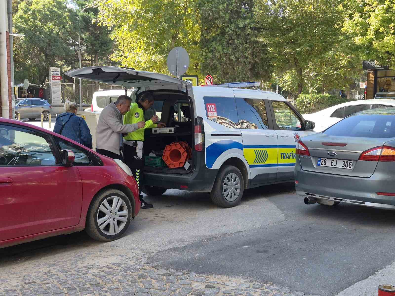 eskisehirde-otomobilin-carptigi-yasli-adam-yaralandi