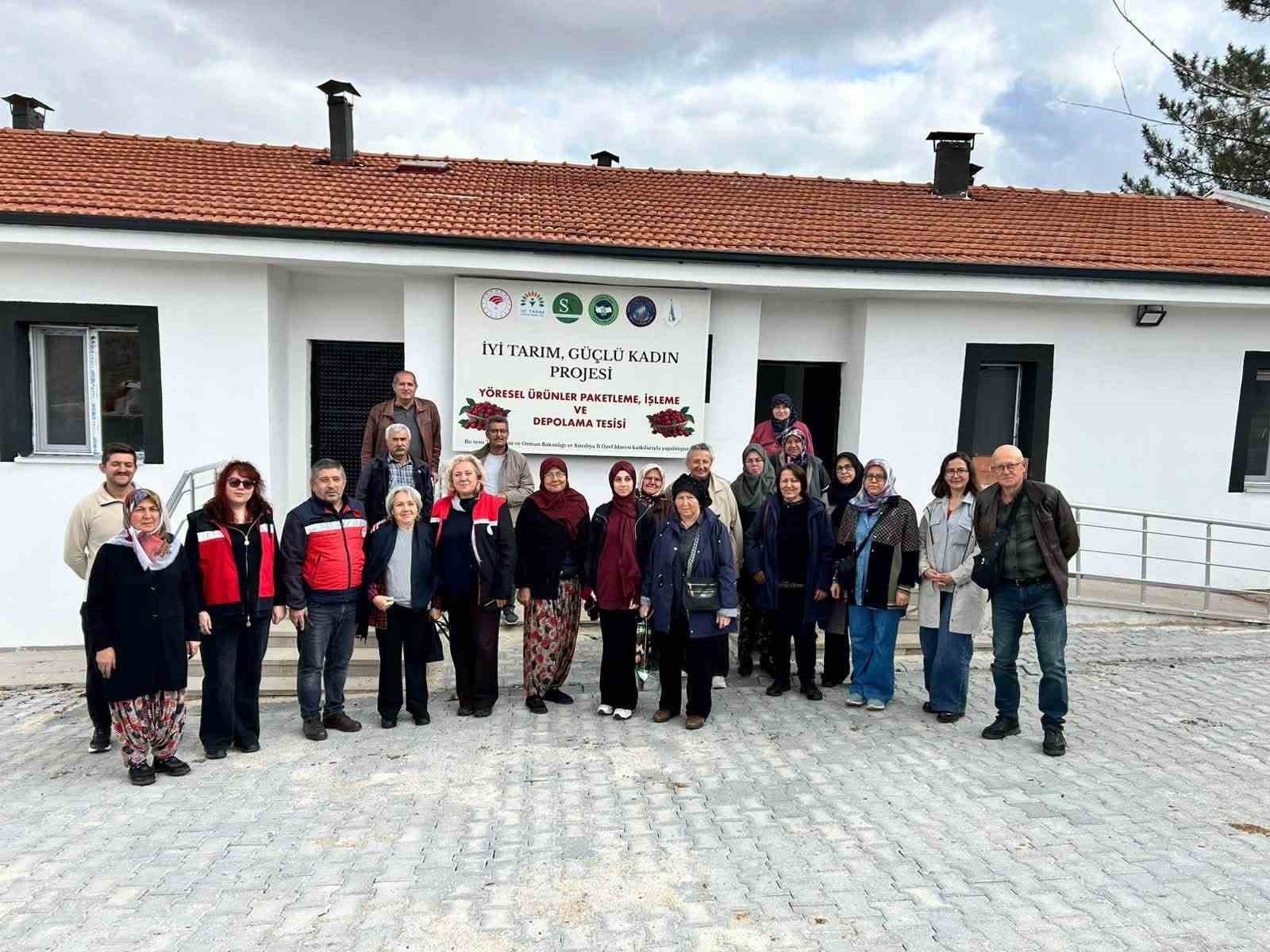 eskisehirli-kadin-ciftciler-kutahyada-uretim-alanlarini-inceledi