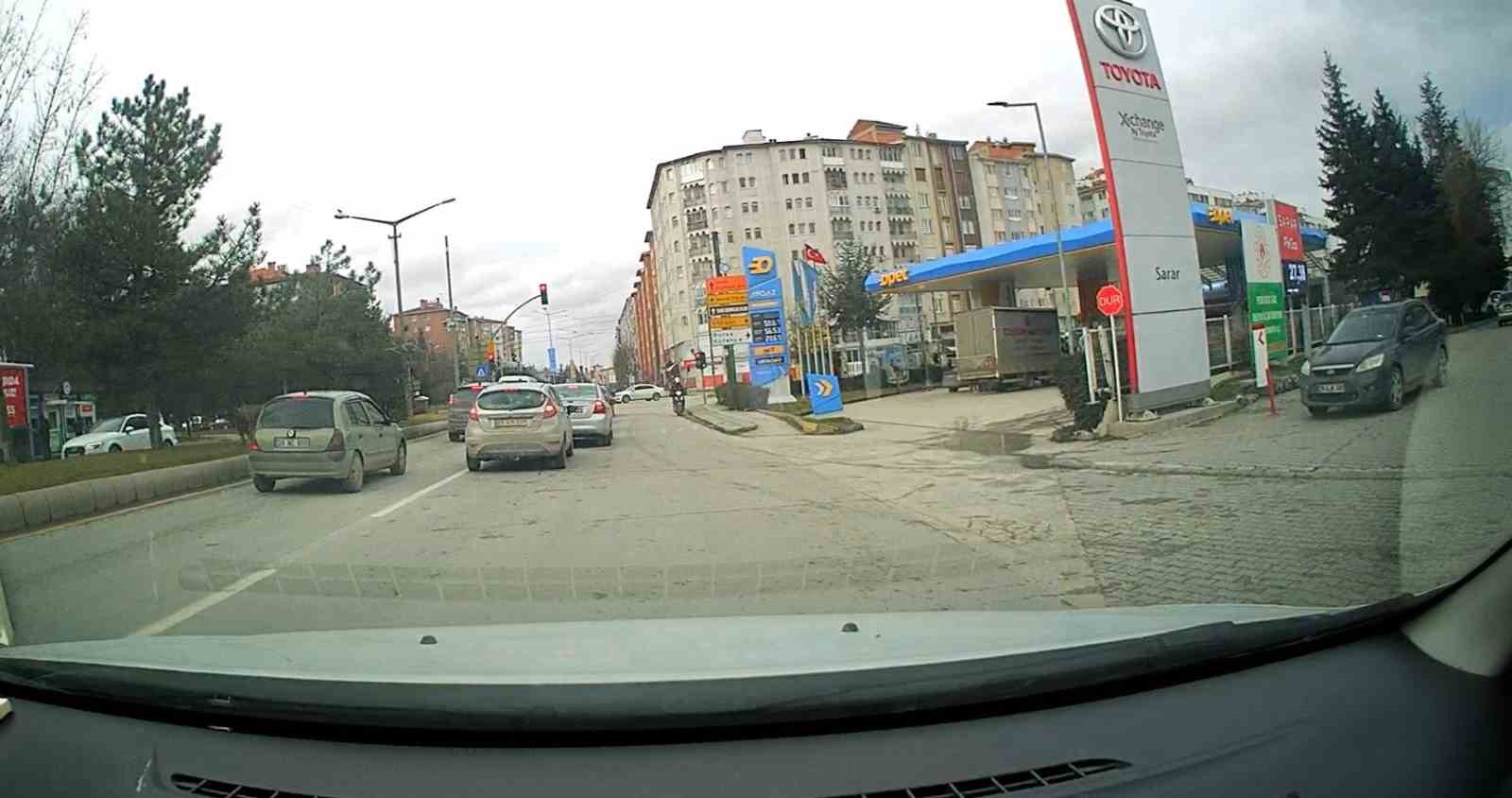 cumhuriyet-bulvarinda-motosikletli-kuryeden-ters-yon-ihlali