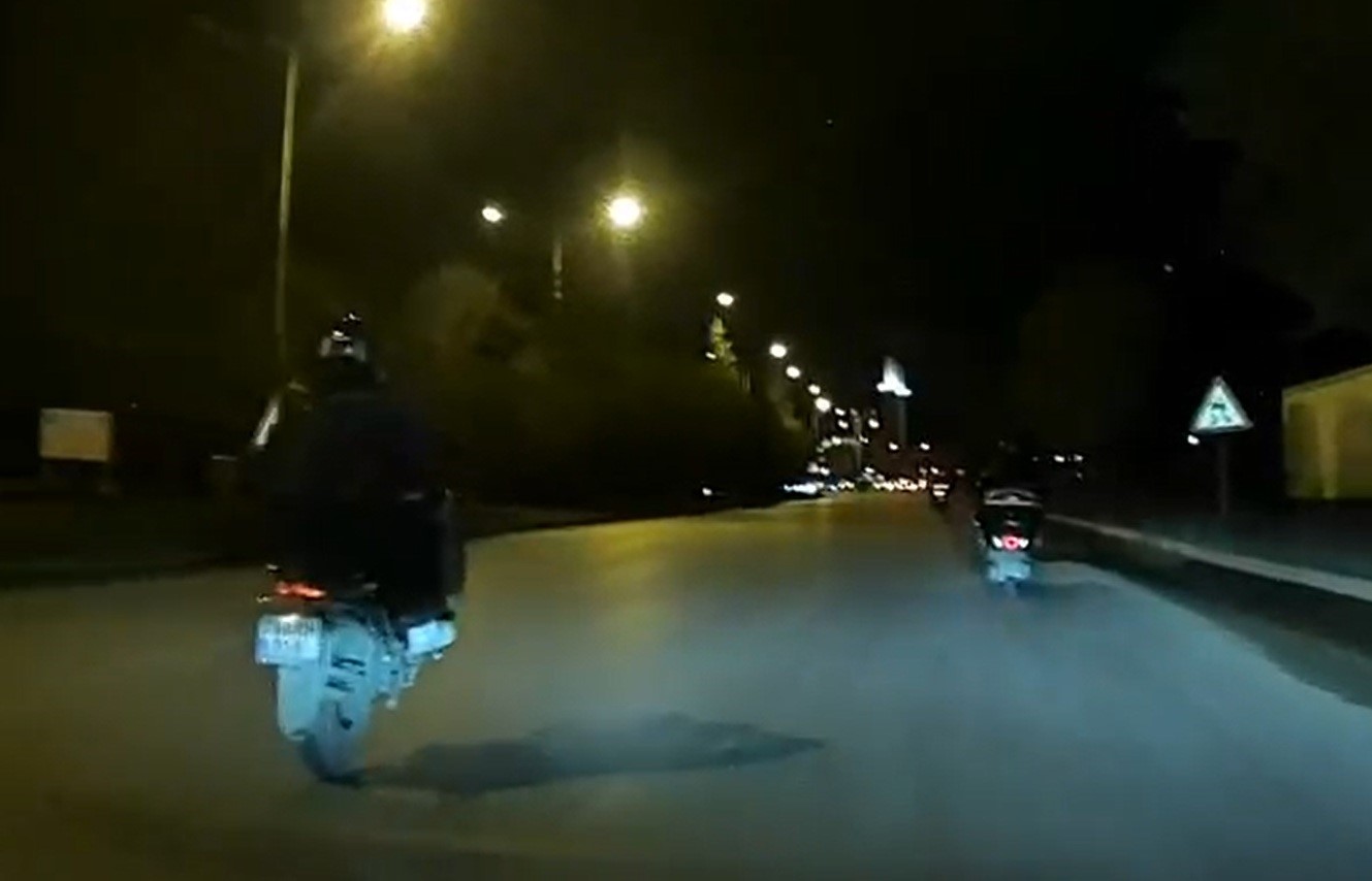 motosikletinin-onunu-kaldirarak-seyreden-surucu-trafigi-tehlikeye-atti