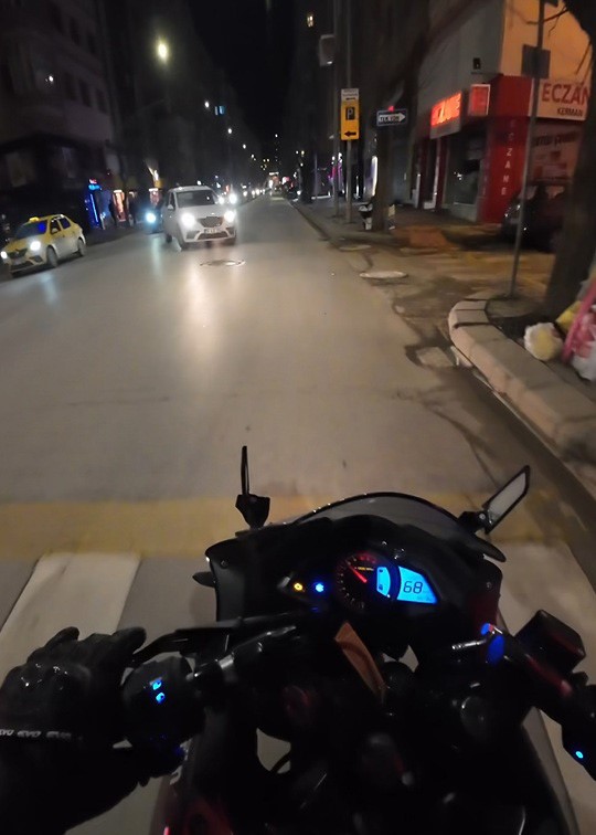 onune-bir-anda-cikan-aractan-kil-payi-kurtuldu