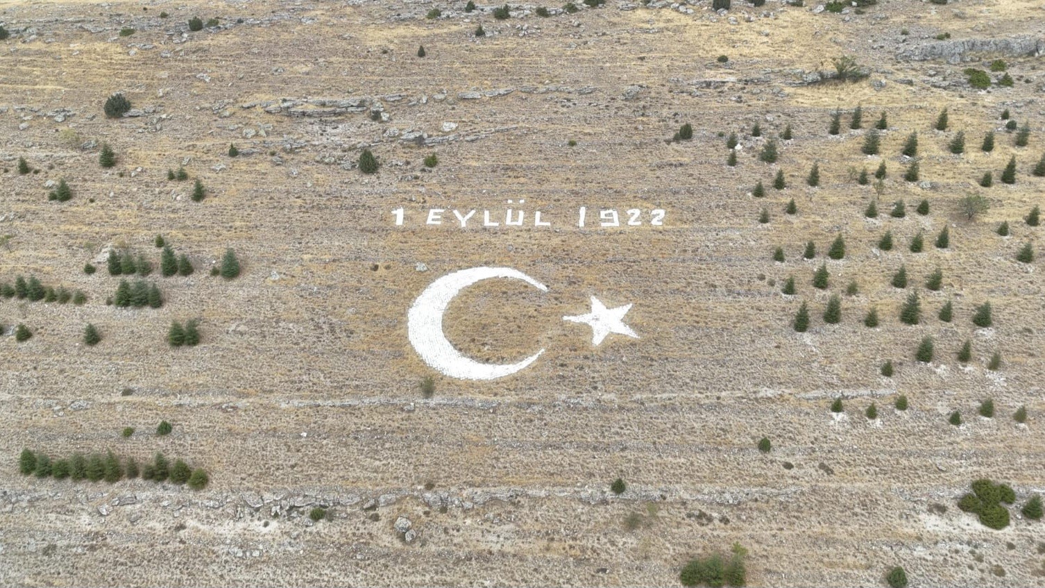 seyitgazi-avdar-bayirindaki-dev-ay-yildiz-icin-bakim-ve-boyama-calismasi