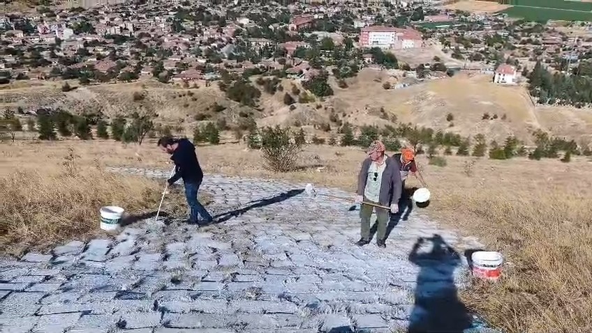 seyitgazi-avdar-bayirindaki-dev-ay-yildiz-icin-bakim-ve-boyama-calismasi