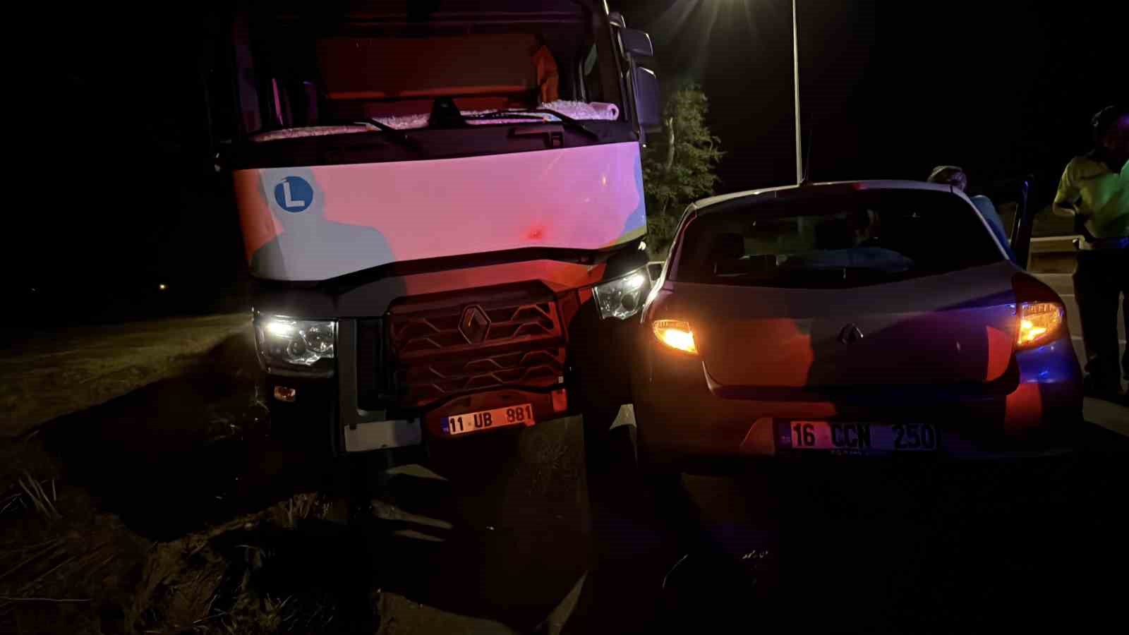 tir-otomobile-carpmasiyla-maddi-hasarli-kaza-meydana-geldi