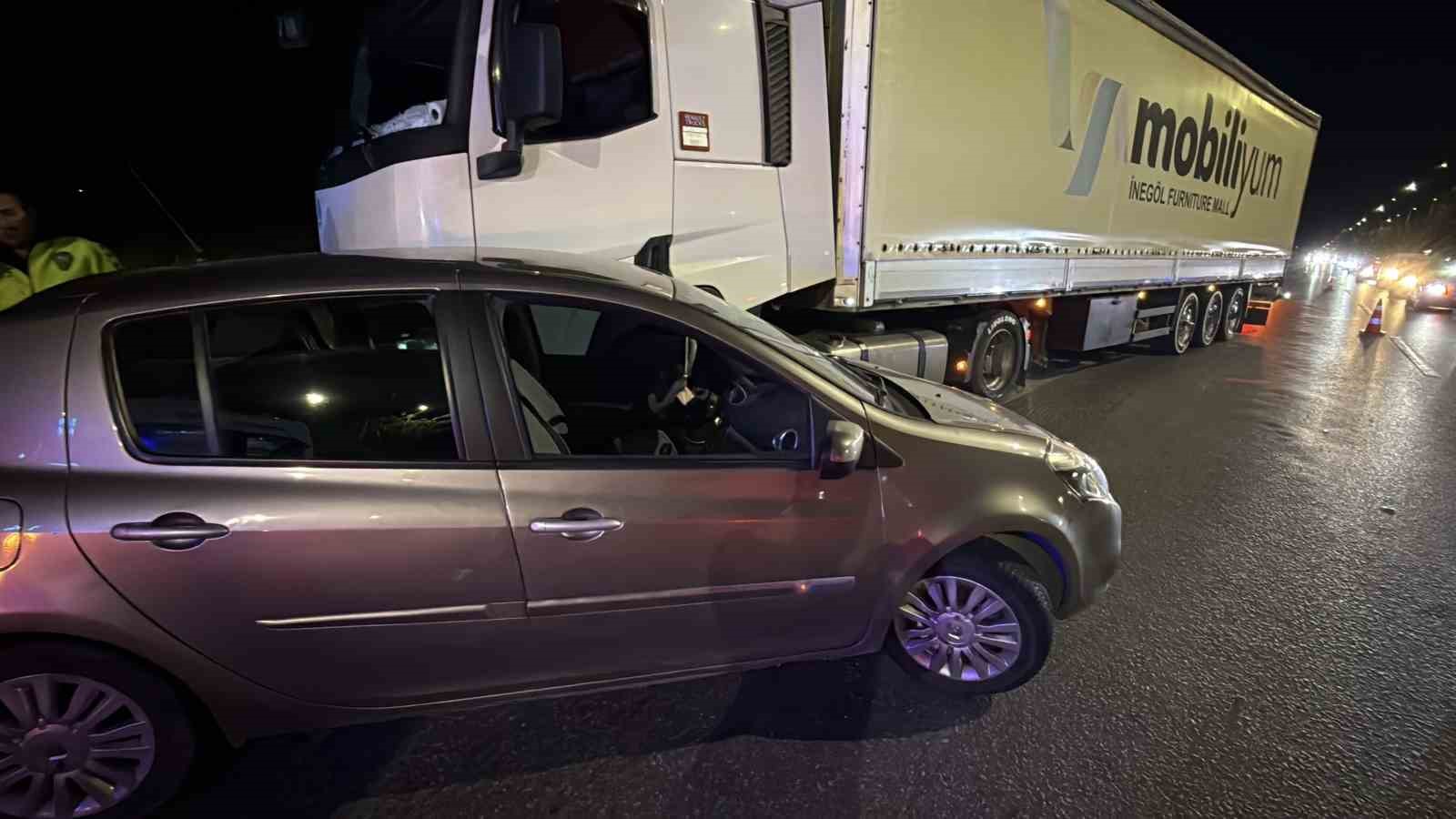 tir-otomobile-carpmasiyla-maddi-hasarli-kaza-meydana-geldi