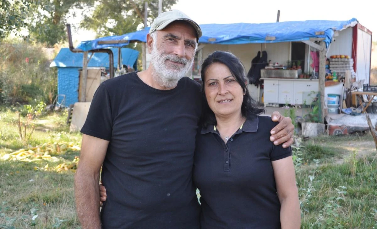 Bahçe içinde kurdukları konteynerde yaşayıp, ürettikleri meyve ve sebzeleri satmak yerine takas yapıyorlar 