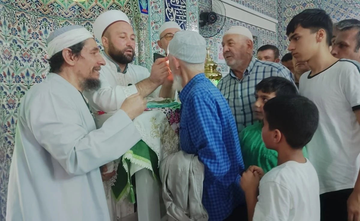 Peygamber efendimiz Hz. Muhammed (Sallallahü aleyhi ve sellem)’in mübarek Sakal-ı Şerif’i vatandaşlarla buluşturuldu