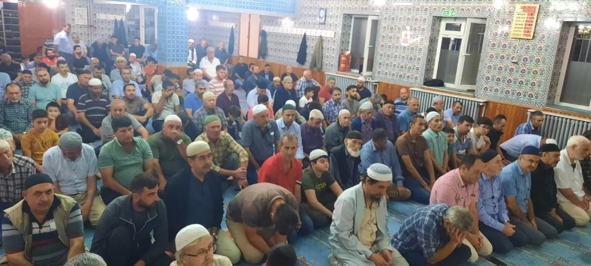 Peygamber efendimiz Hz. Muhammed (Sallallahü aleyhi ve sellem)’in mübarek Sakal-ı Şerif’i vatandaşlarla buluşturuldu