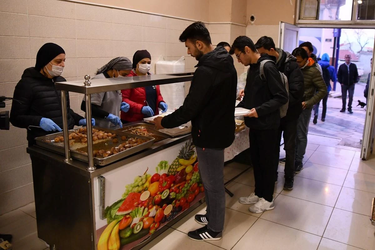 Tepebaşı’ndan öğrencilere yemek desteği 