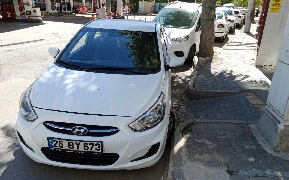 Engelli rampasının önüne park edilen araç tepki topladı