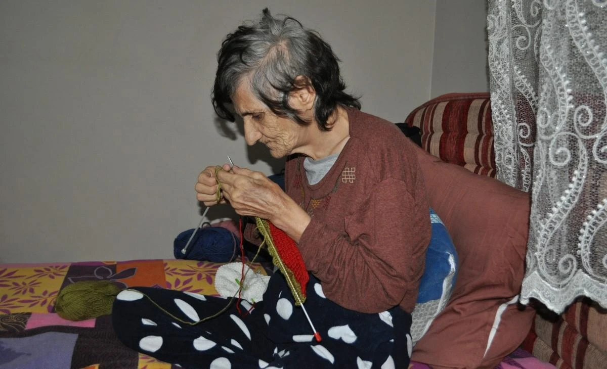 Görme engeline rağmen ördüğü şapkalar köy okullarına gidiyor